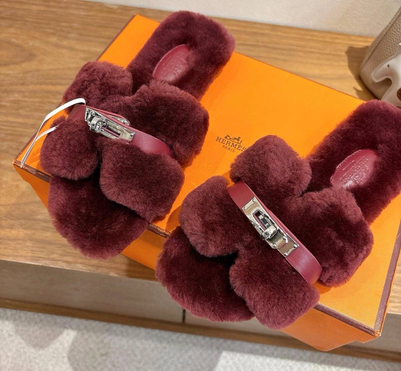Hermes slippers with soft fur