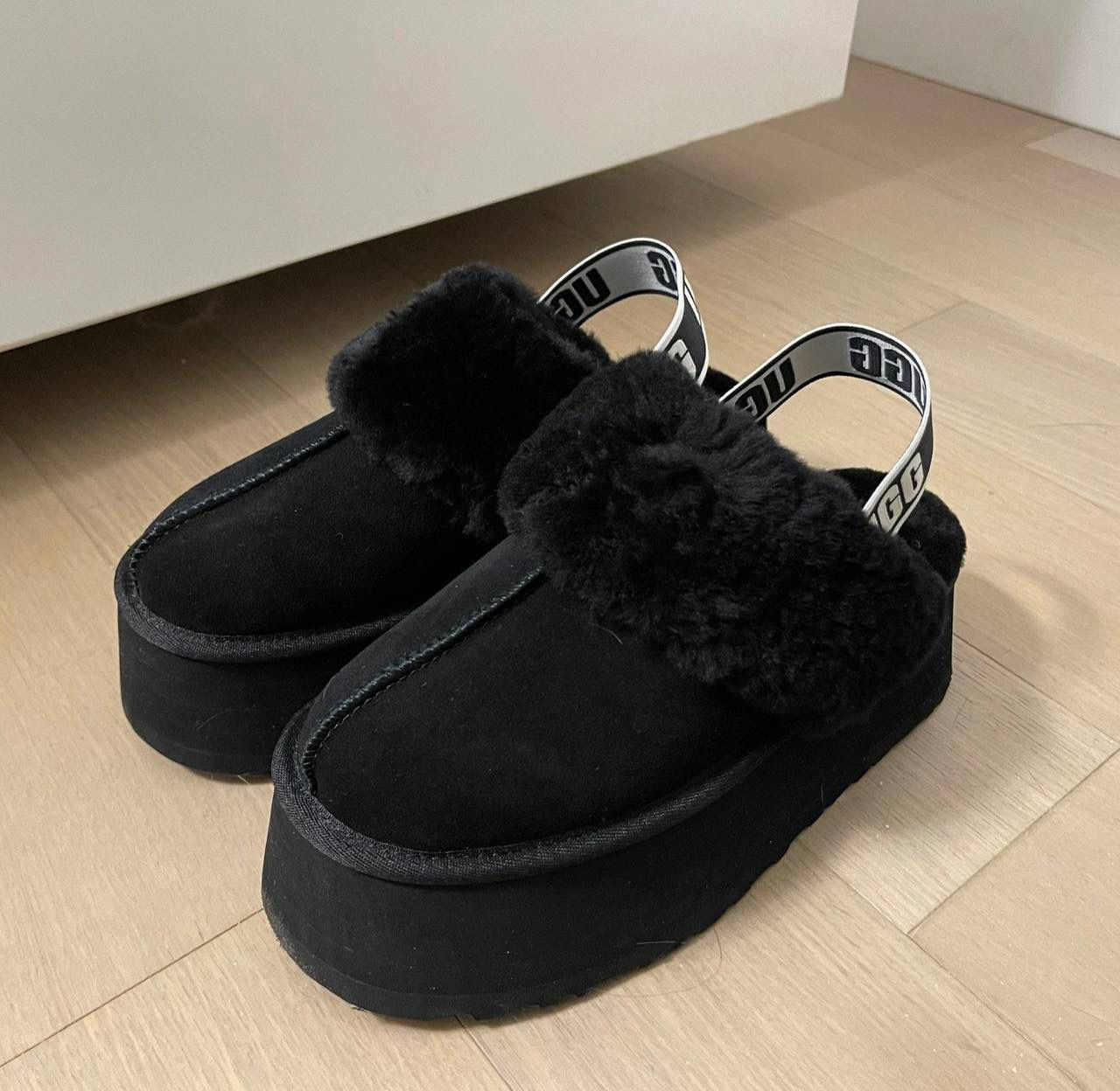 Black UGG SLIPPERS