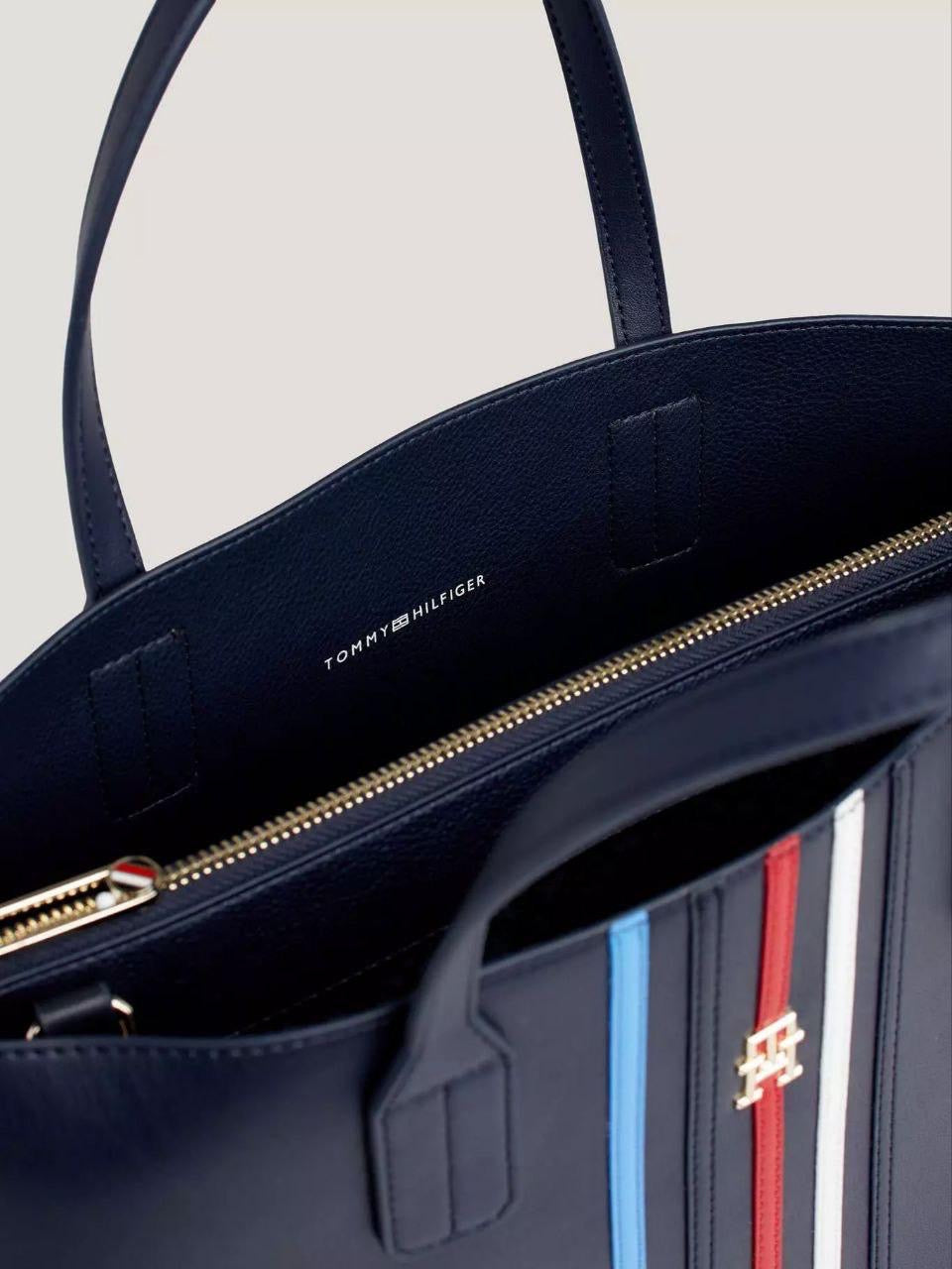 Tommy hilfiger
With dust bag and box