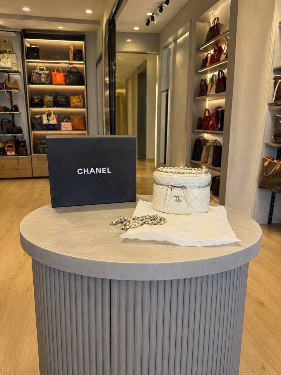 Chanel round Vanity in silver leather