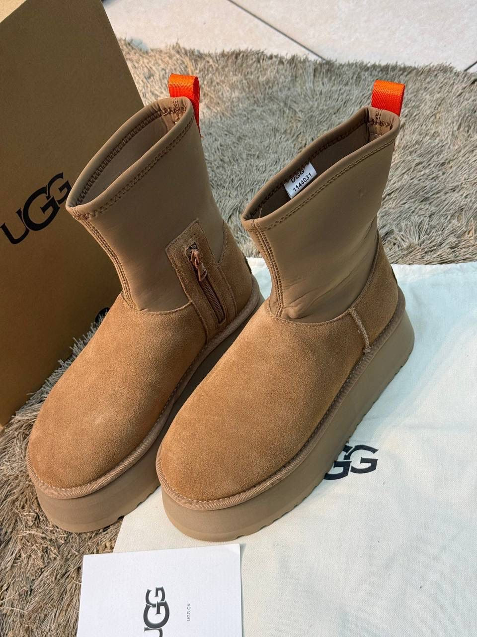 UGG CLASSIC DIPPER BOOTS