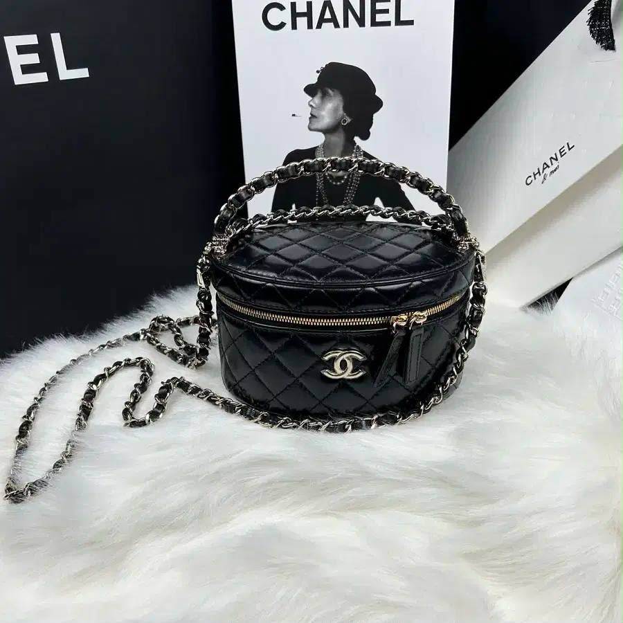 Chanel round Vanity in silver leather