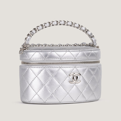 Chanel round Vanity in silver leather
