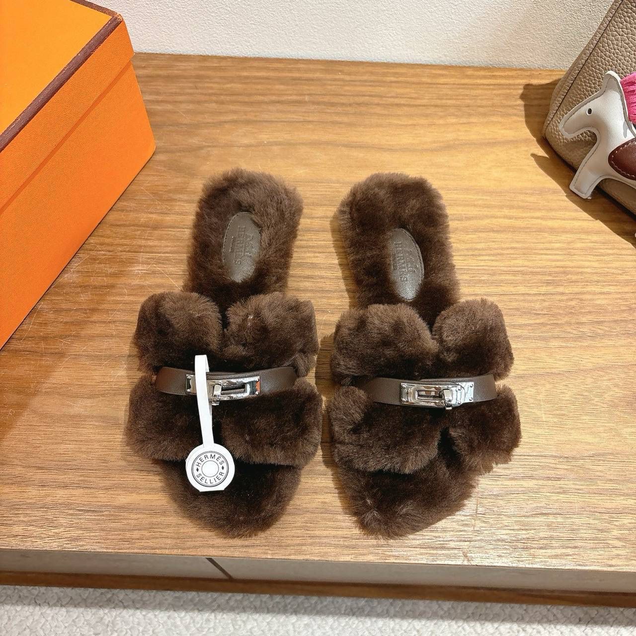 Hermes slippers with soft fur