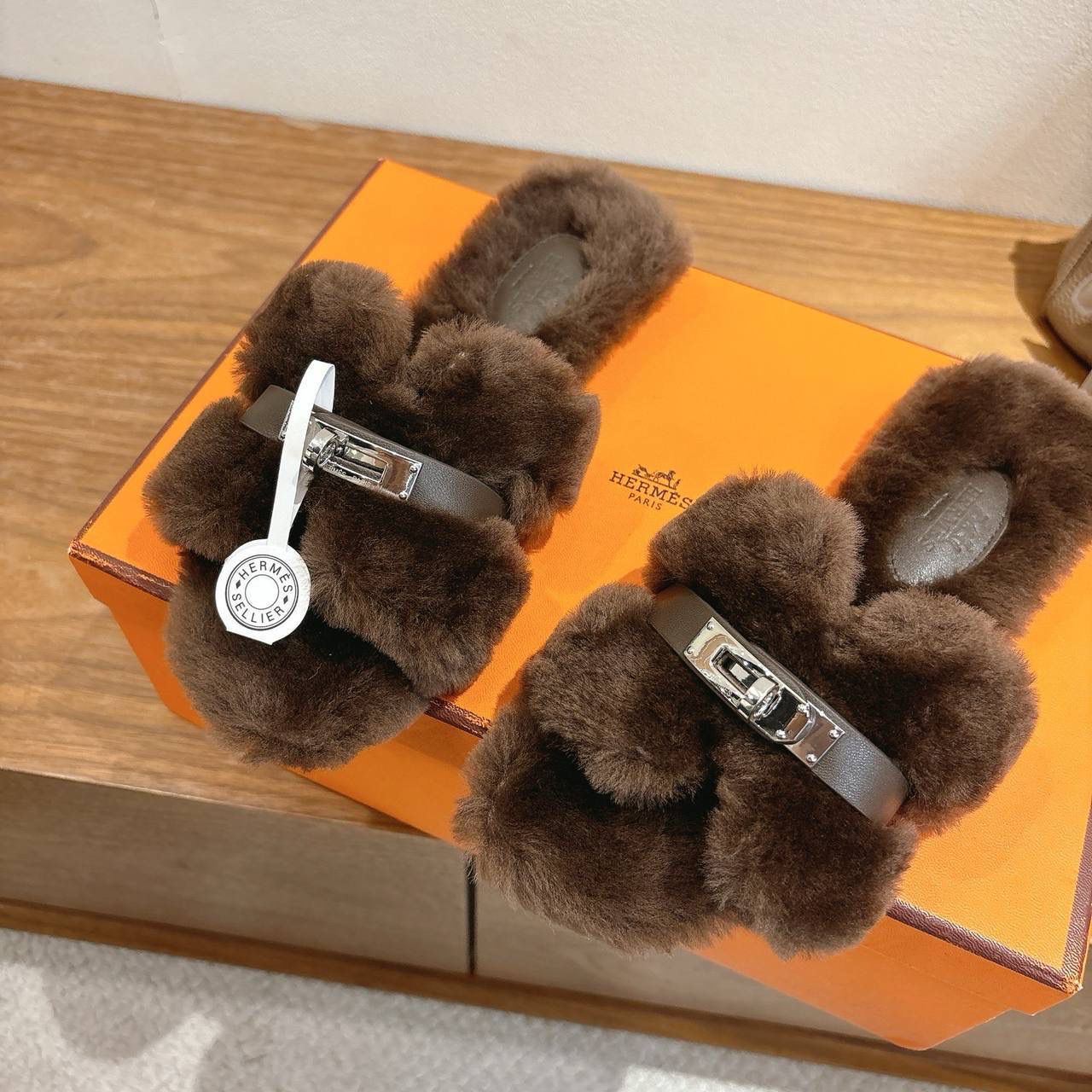 Hermes slippers with soft fur