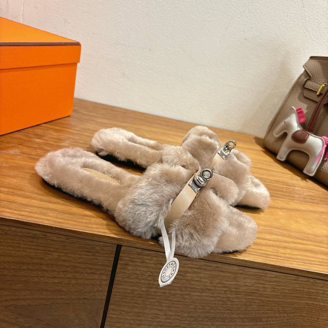 Hermes slippers with soft fur