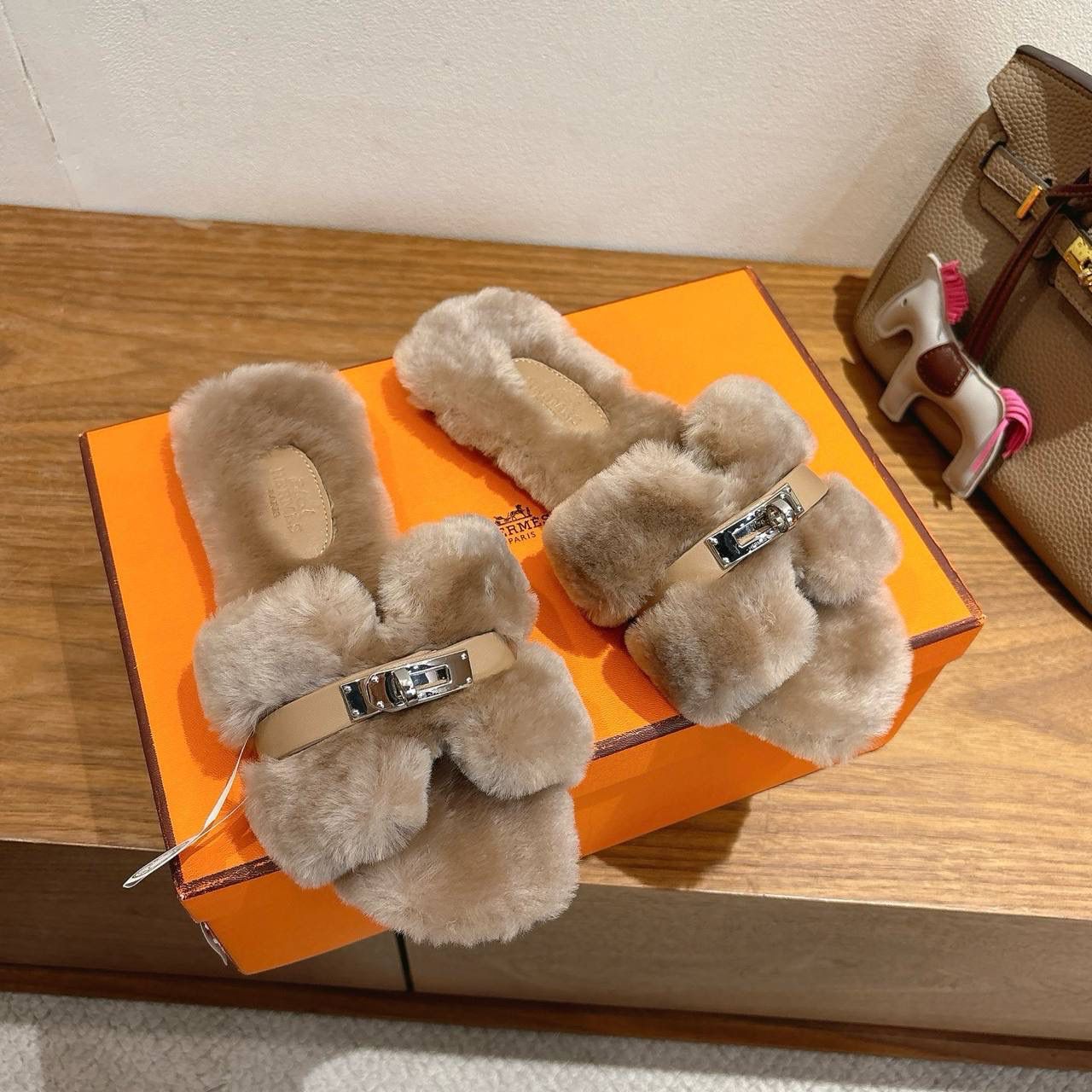 Hermes slippers with soft fur