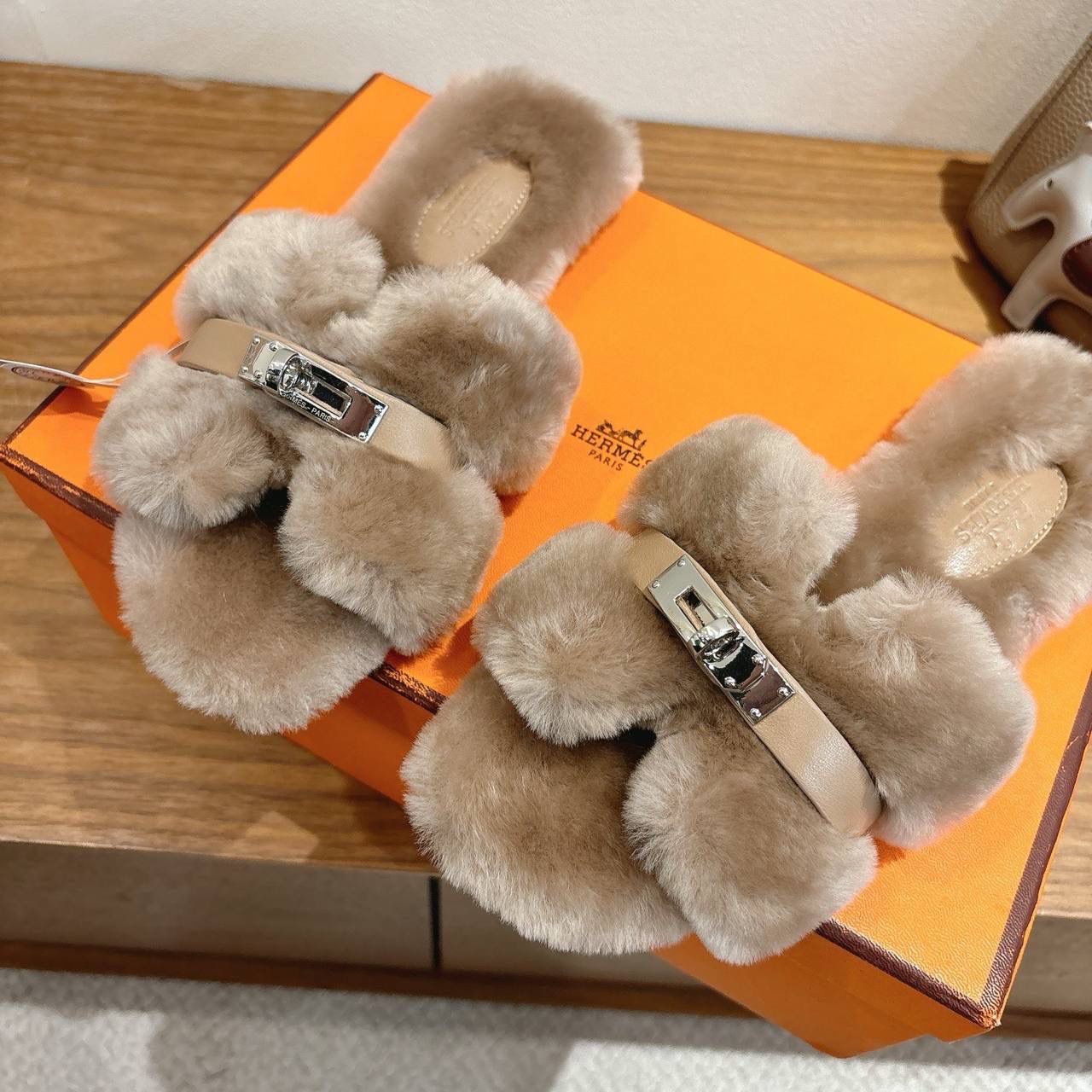 Hermes slippers with soft fur